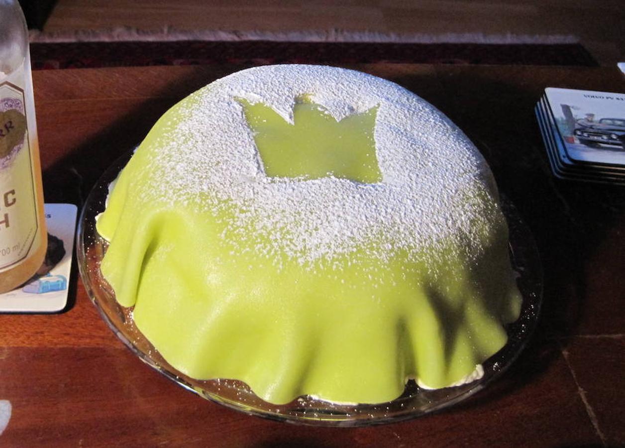 Conocida como 'la tarta verde', la receta original data de 1929, cuando la institutriz de las princesas de Suecia empezó a prepararle a 'sus pequeñas majestades' este pastel que pronto se convirtió en su favorito y de quienes recibe su nombre: la tarta de las princesas. En el país nórdico se celebra la semana de la Prinsesstårta a finales de septiembre. ¿Dónde comer la mejor Prinsesstårta? En Tössebageriet (Karlavägen, 77, en Estocolmo).