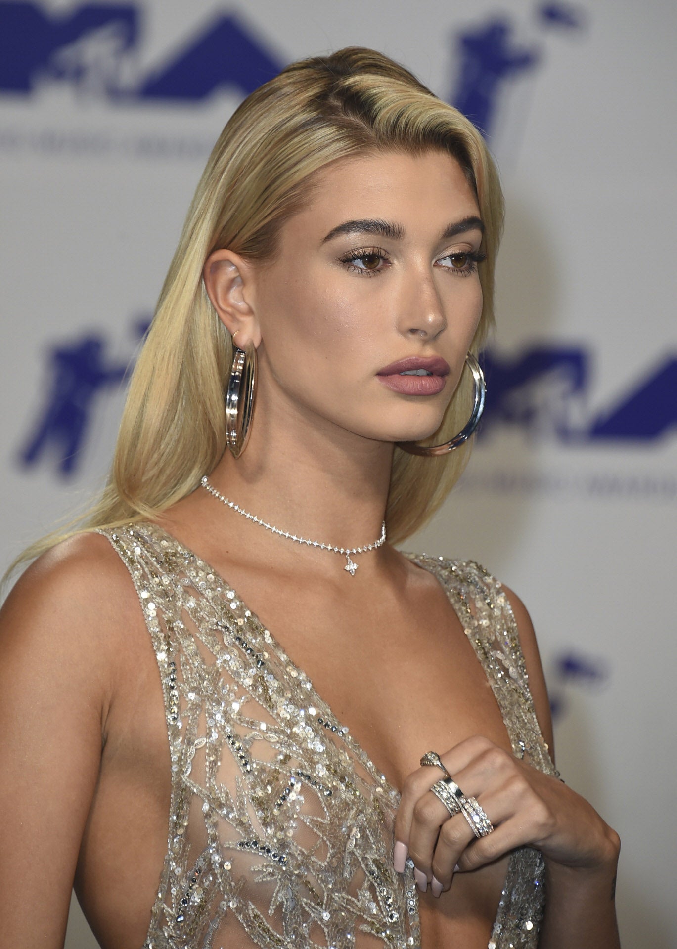 Así cambia de look Hailey Baldwin simplemente poniendo la raya de su melena larga a un lado.