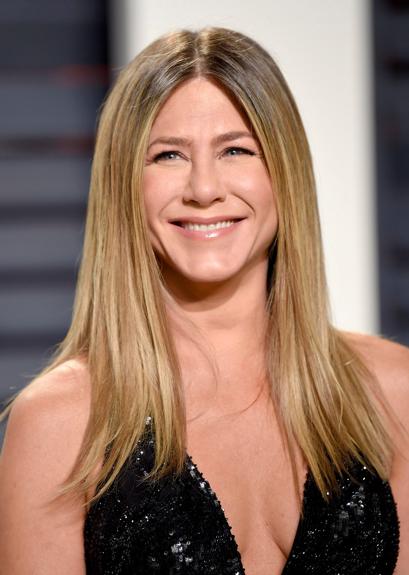 La actriz Jennifer Aniston es fan de la raya en el medio en su melena capeada, pero también se atreve a cambiar. ¿Quieres ver el resultado?