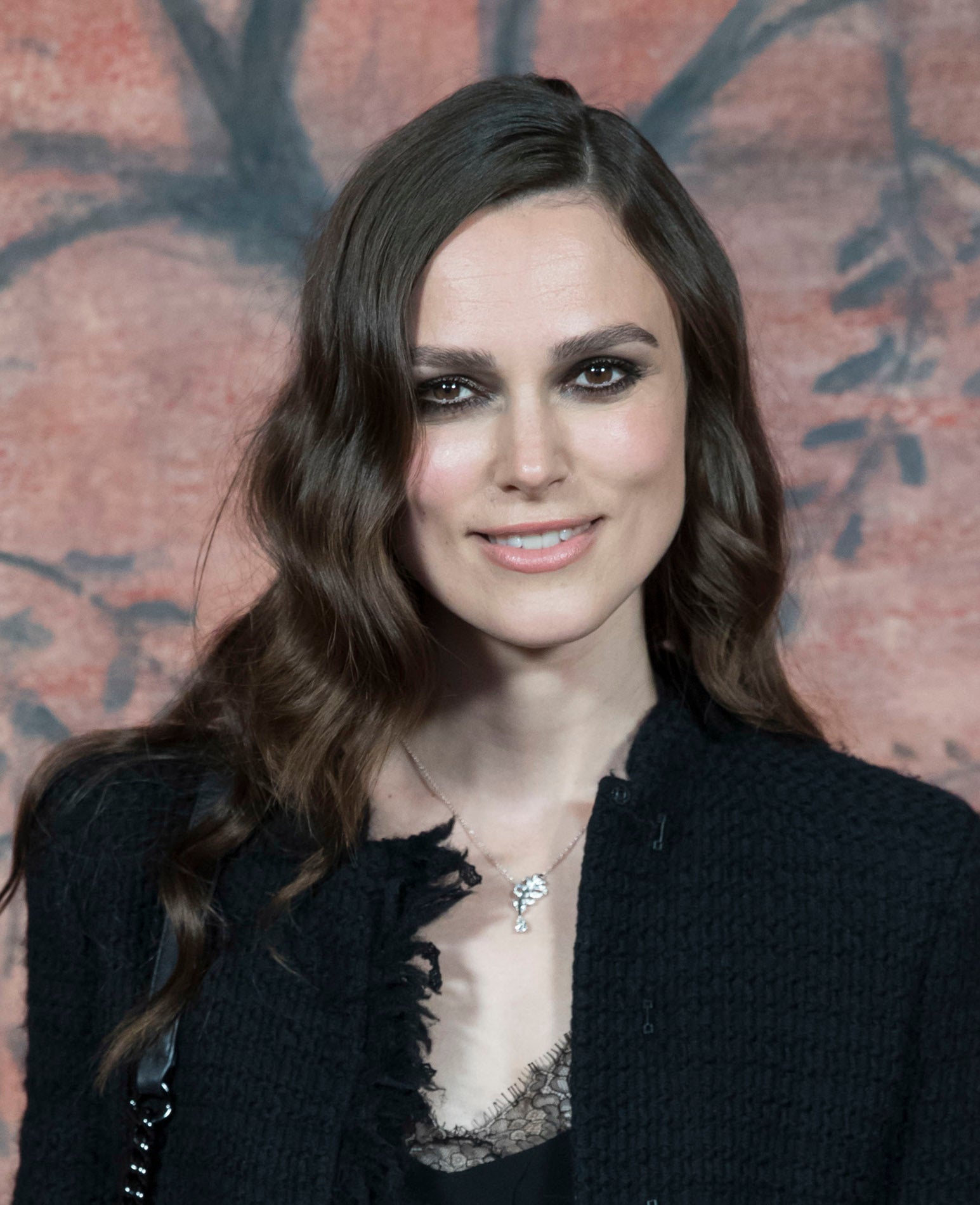 Keira Knightley con raya a un lado en su melena larga, consiguiendo un aire más formal.