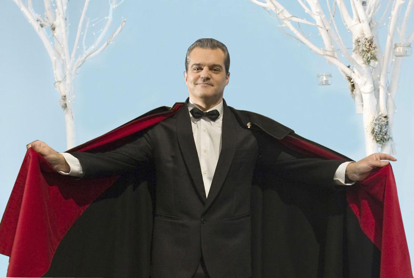 Ramón García repite año tras año en las Campanadas con su tradicional capa (que nunca falta).