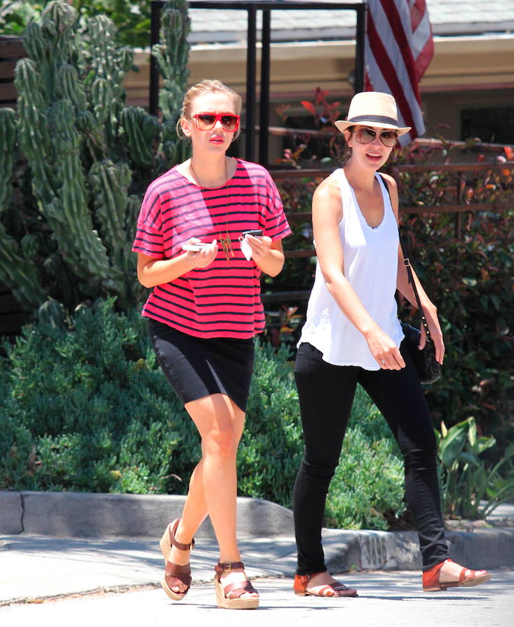 Pero cuando se cree que nadie la va a ver saca lo peor de su armario. Sí, esa camiseta que el resto del mundo solo se pondría para ir a tirar la basura ella la lleva para dar un paseo y la combina con una ceñidísima falda negra y sandalias marrones. Y, no, no se ha peinado.