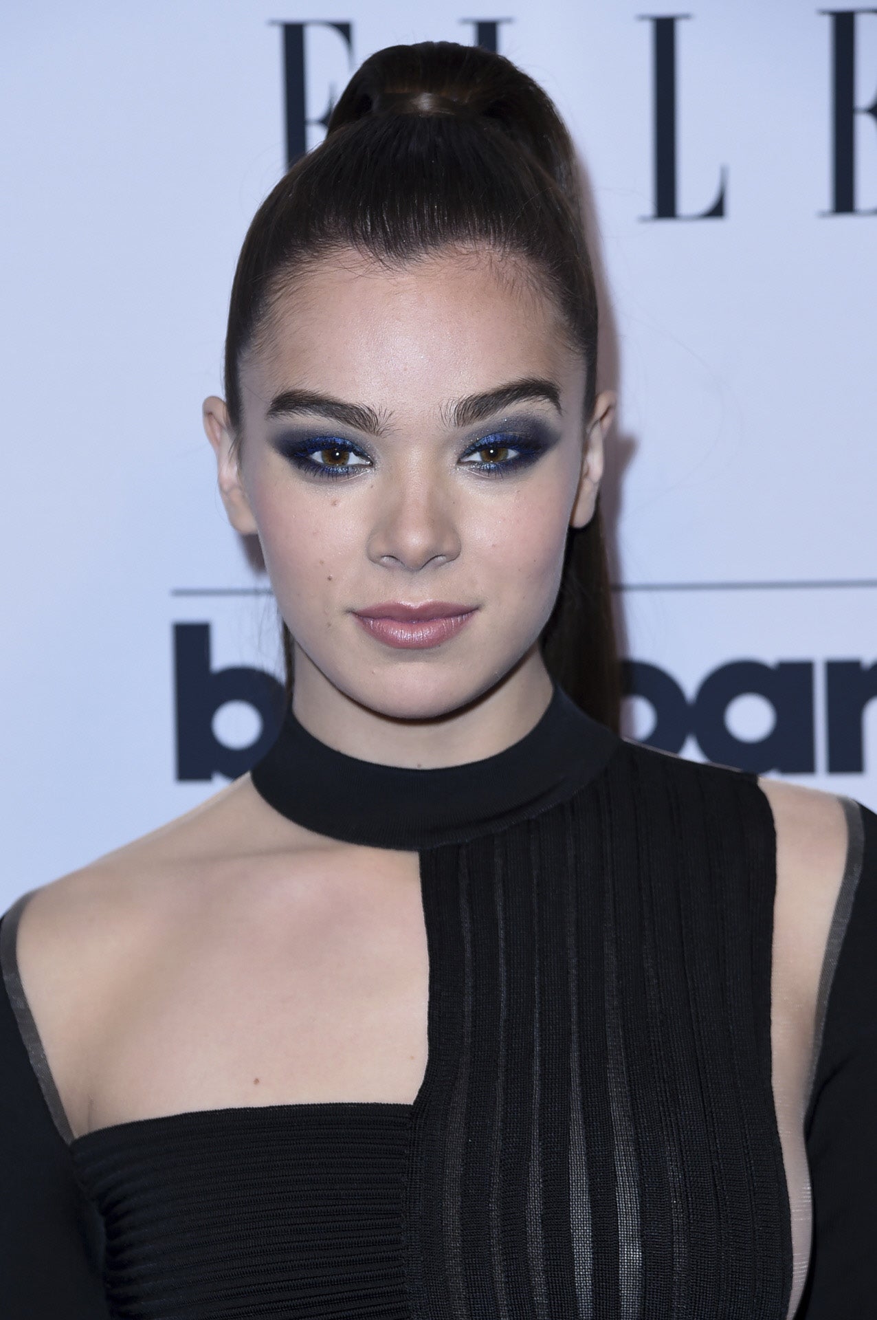 La cantante Hailee Steinfeld se apunta a las cejas gruesas y naturales, conocidas como 'messy' o despeinadas.