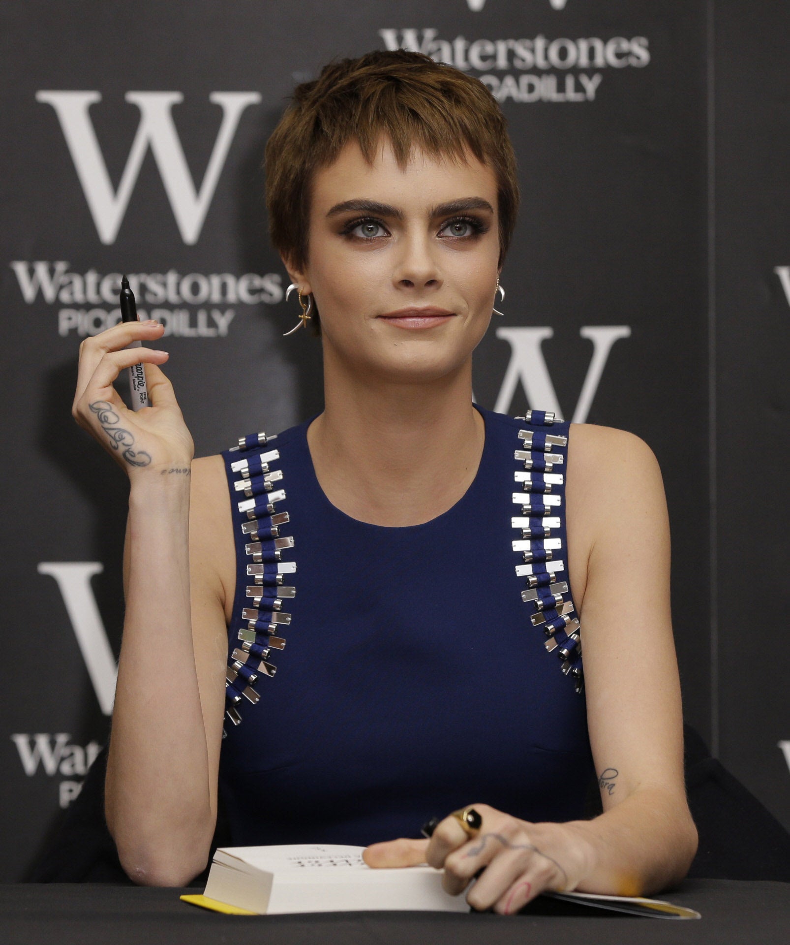 La modelo y actriz Cara Delevingne puso de moda las cejas gruesas y naturales. Son su seña de identidad.