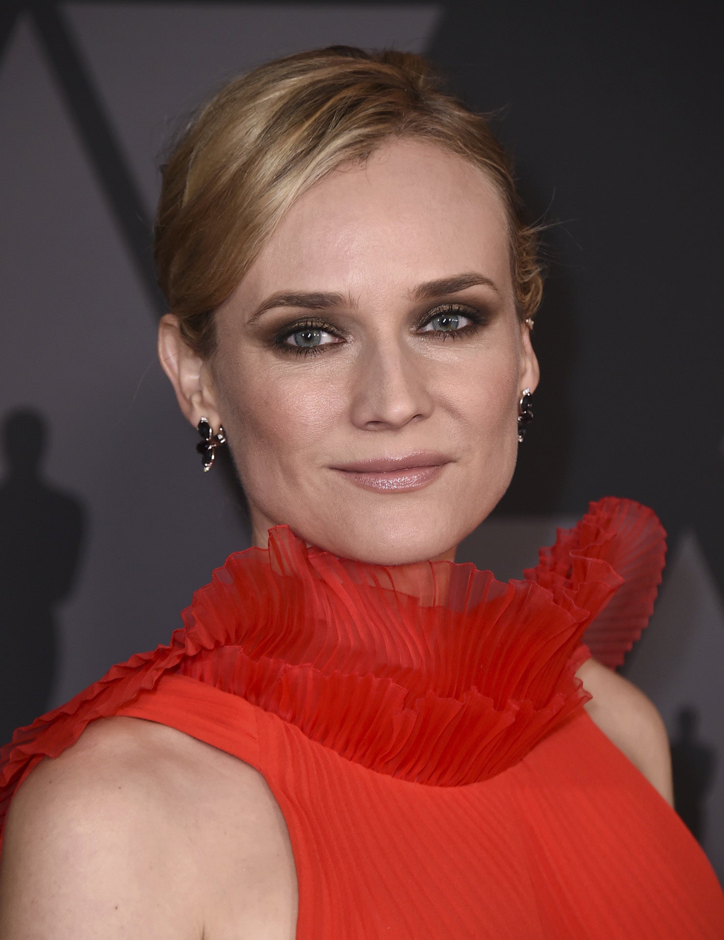 La actriz de origen germano Diane Kruger apuesta por las cejas ligeramente angulosas, y más bien gruesas.