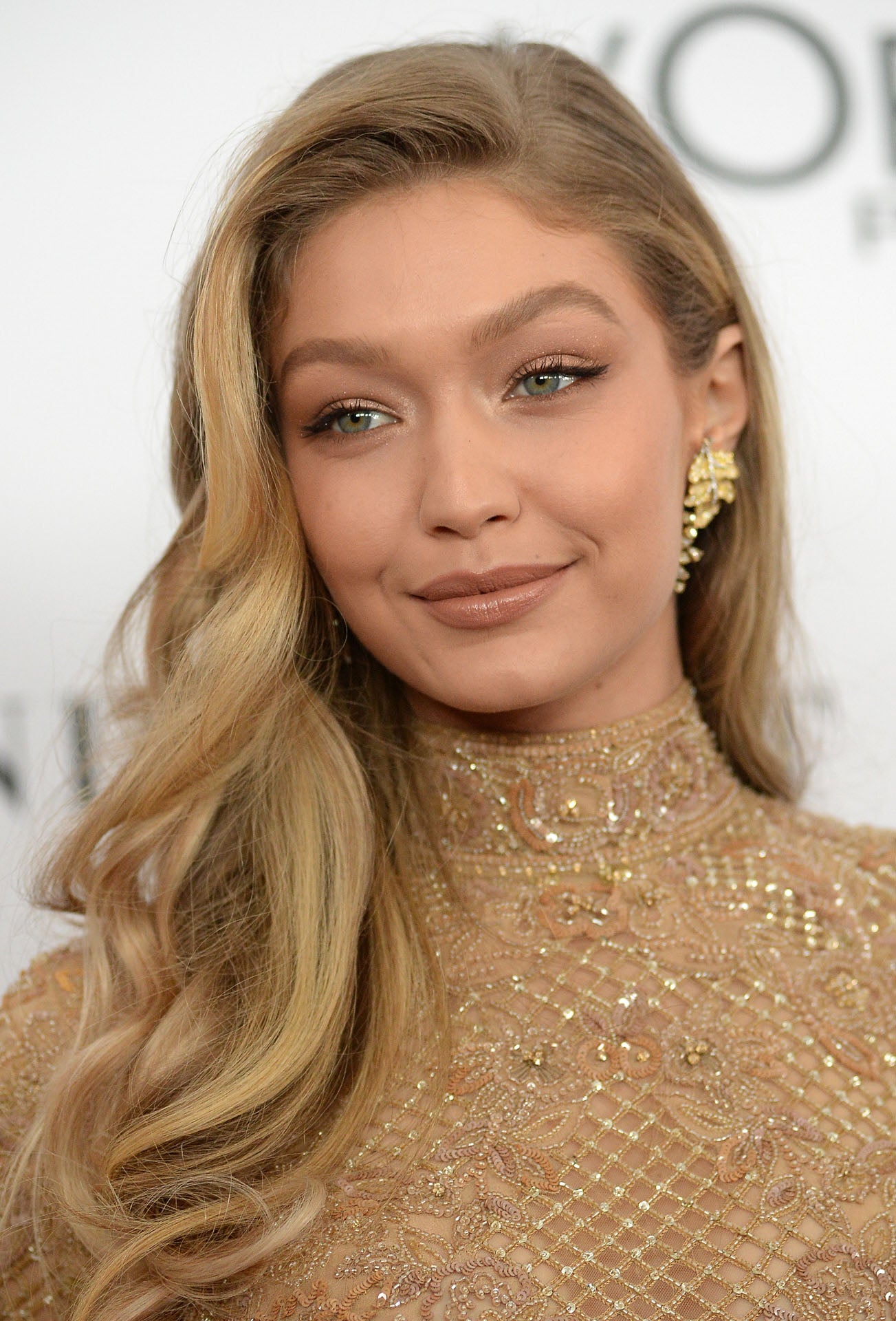 La modelo Gigi Hadid lleva las cejas redondas que dulcifican sus facciones.