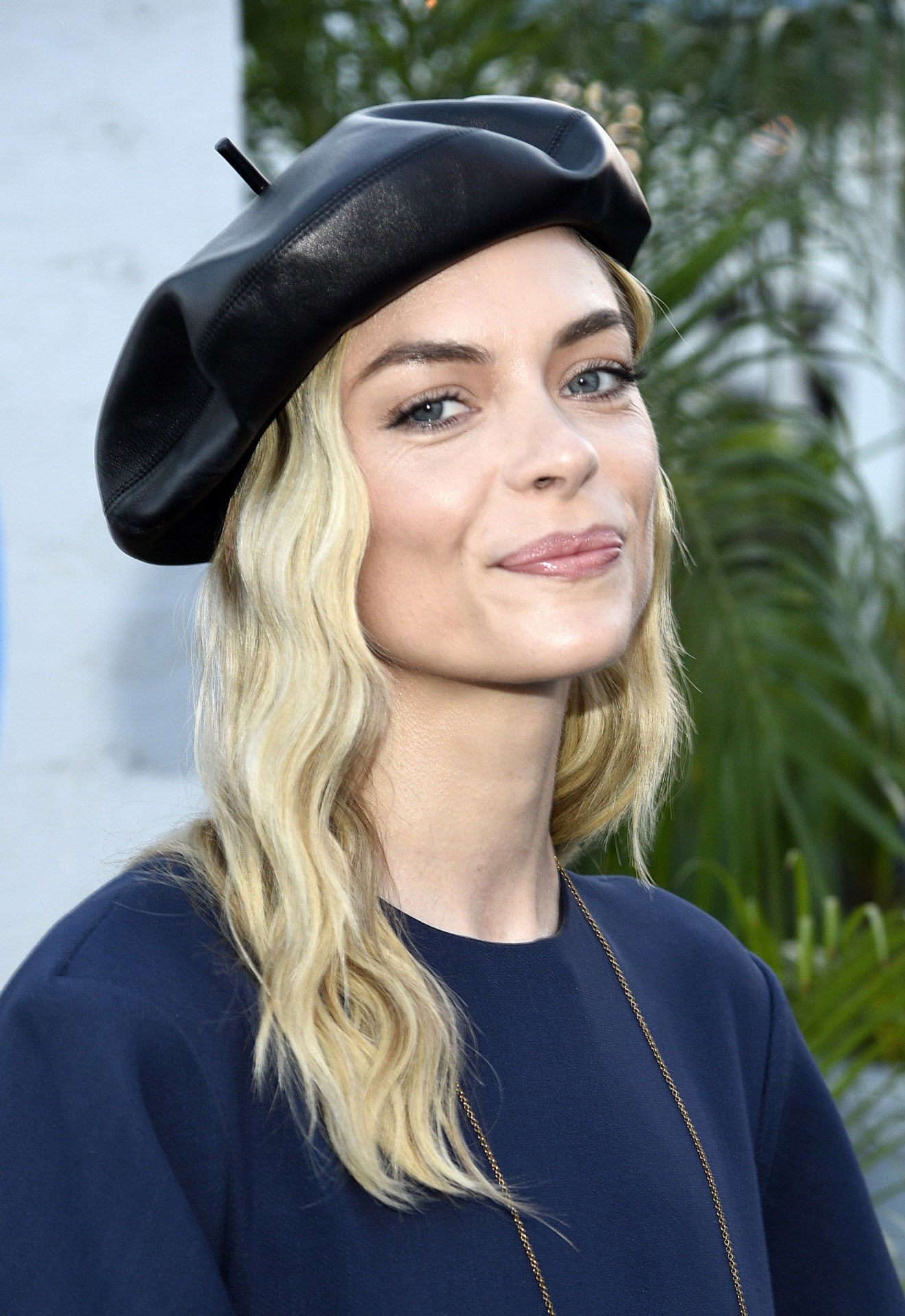 La actriz Jaime King con las cejas arqueadas y gruesas.