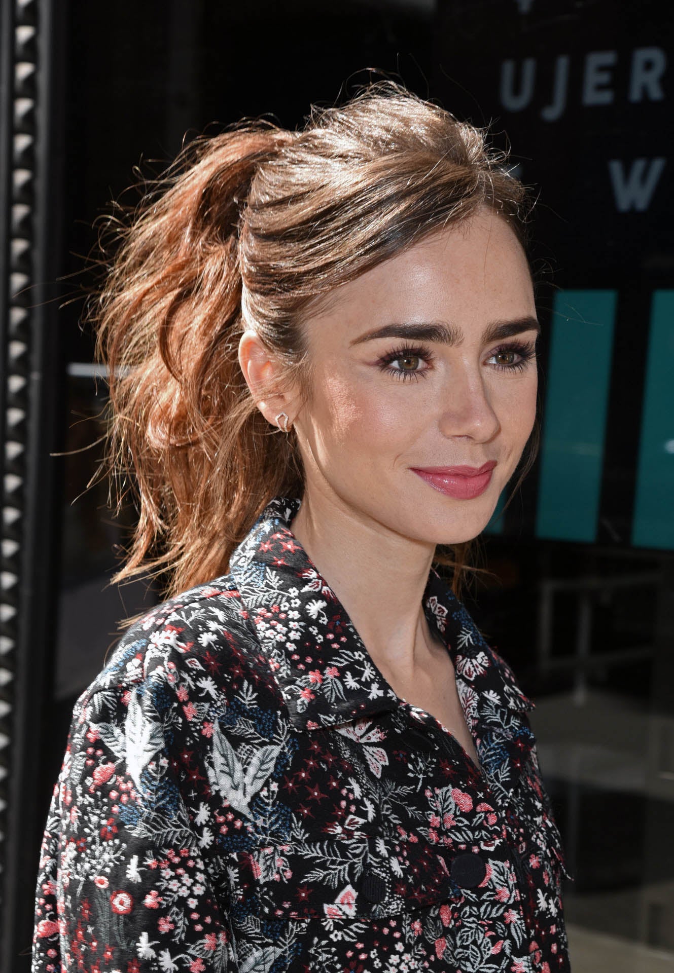Otra famosa que apuesta por las cejas gruesas y naturales es la actriz Lily Collins.