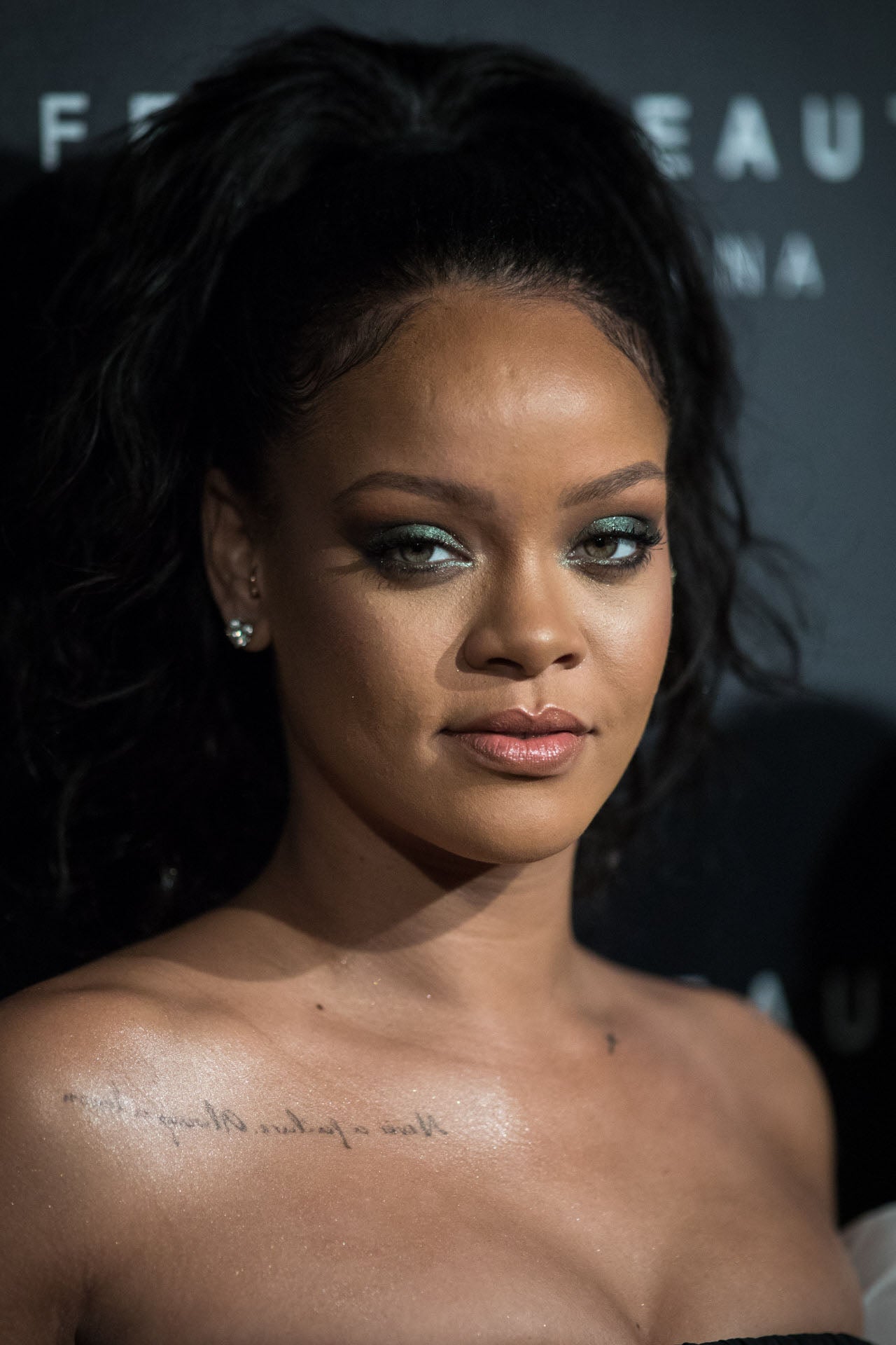 Finas y angulosas, así son las cejas de la cantante Rihanna.