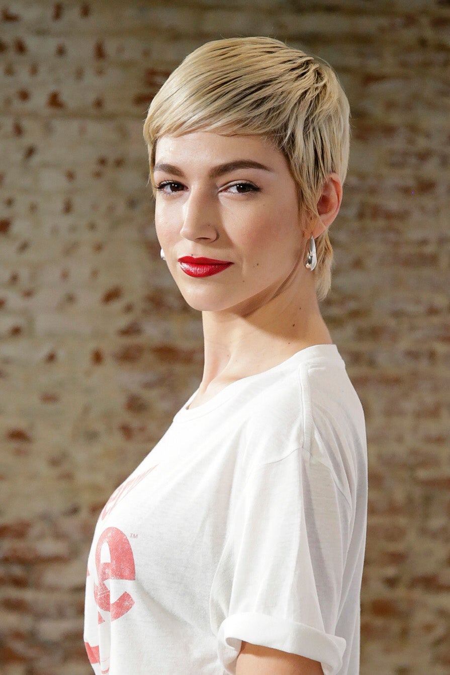 Otra famosas que prefiere las cejas gruesas es la actriz Úrsula Corberó que las lleva rectas, con un mínimo ángulo.