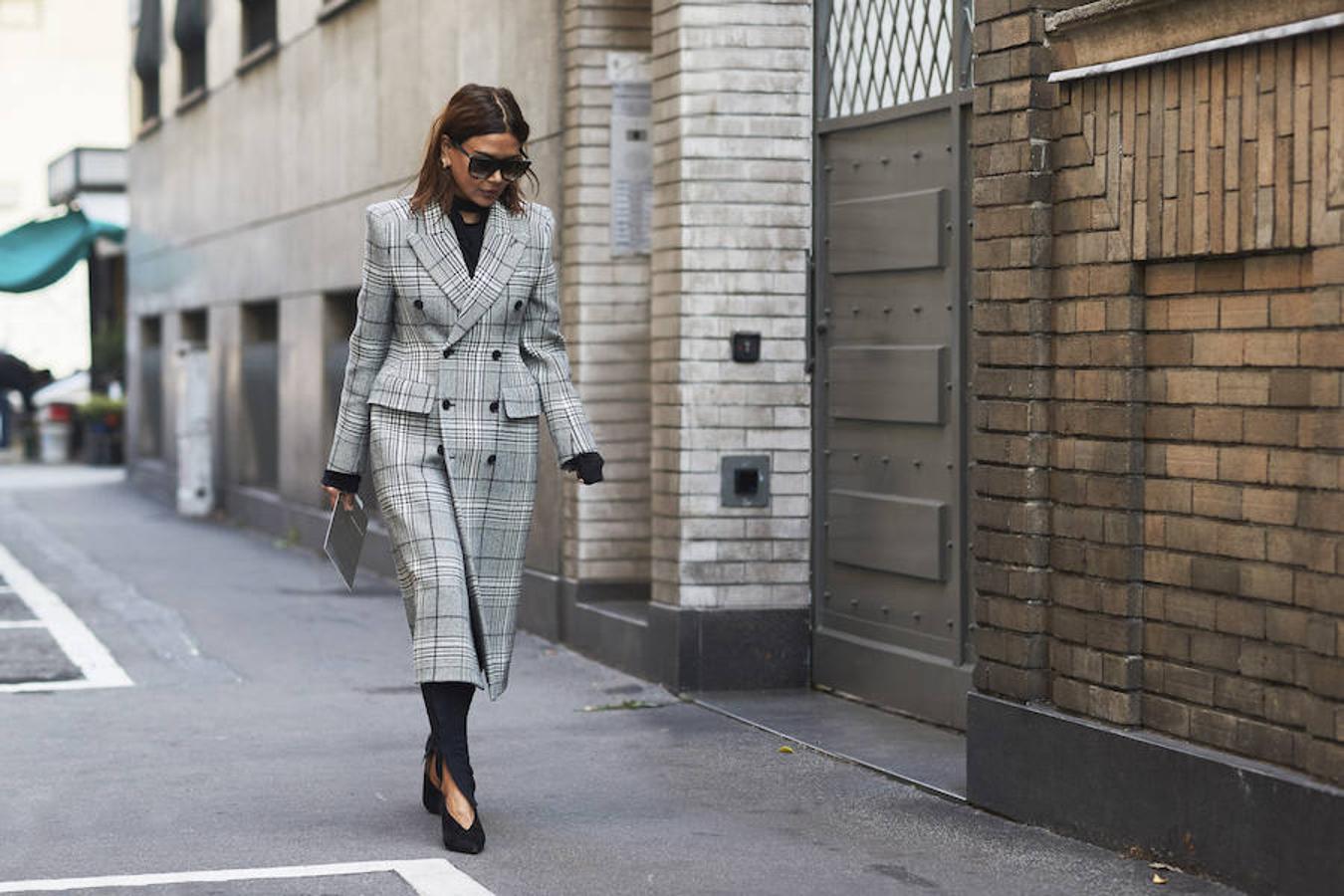 Que no te falte un abrigo elegante, como este con estampado de cuadros.