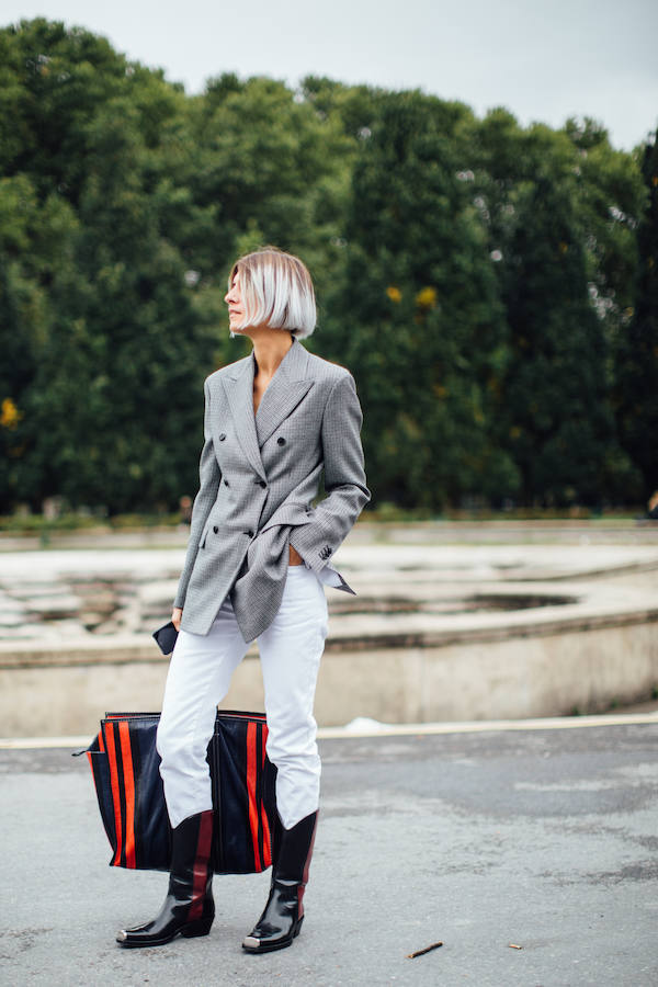 ¿Y quién dijo que no podíamos llevar pantalones blancos en invierno? Funcionan muy bien con una chaqueta de cuadros grises cruzada.