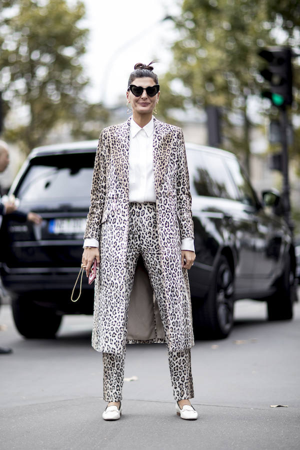 En los dos piezas, juega con los prints. Eso sí, intenta que la camisa sea lo más discreta posible para no acabar tan recargada como un árbol de Navidad.