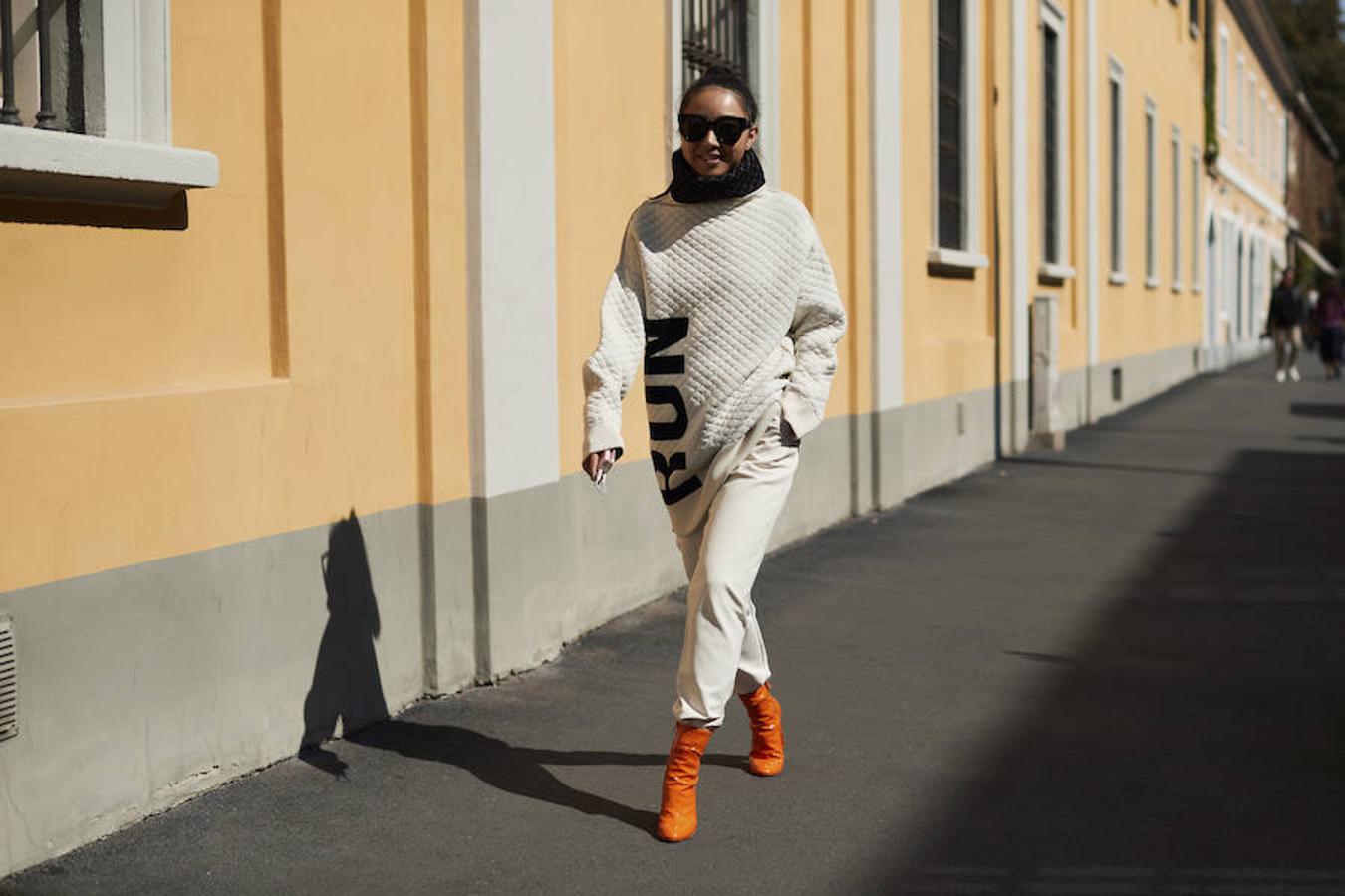 Que toda la atención se centre en los pies con unas botas a todo color, como estos botines naranjas.