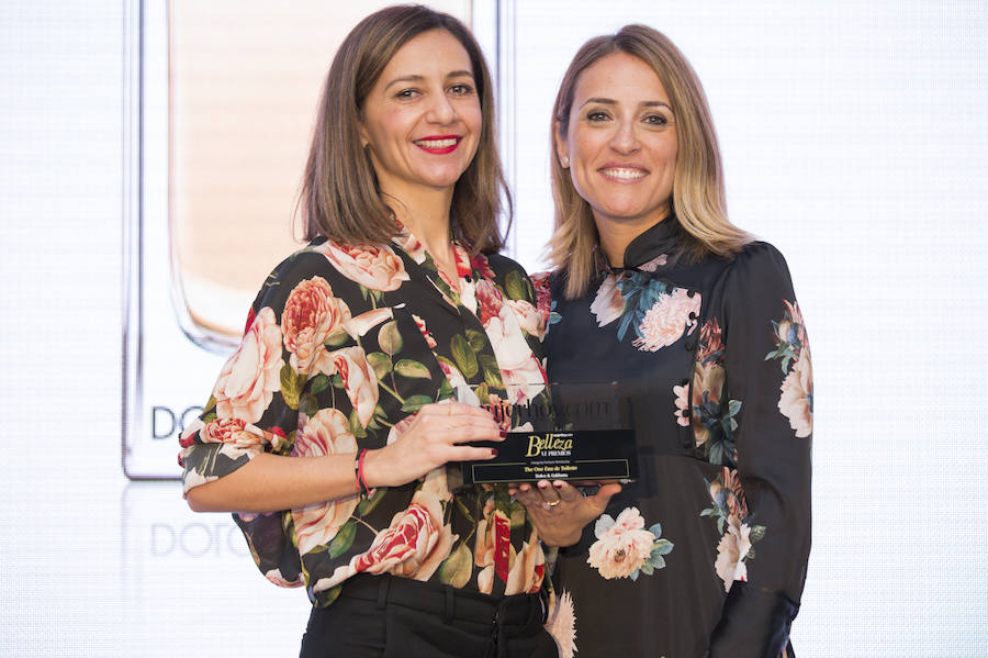 El ganador del premio belleza Mujerhoy al Perfume revelación fue The One Eau de Toilette de DOLCE & GABBANA. Recoge el Premio: Marta Díaz, Directora de Comunicación y Social Media de Shiseido Group Spain.