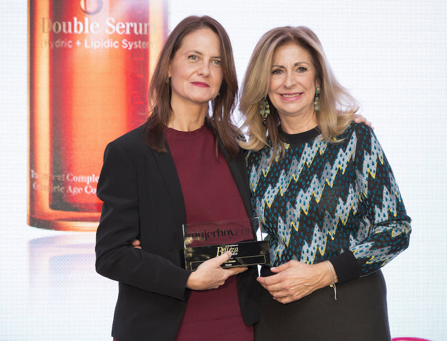 El ganador del premio belleza Mujerhoy al mejor serum Double Serum de CLARINS. Recoge el Premio: Amaia Marquínez, Directora de marketing del Grupo Clarins.