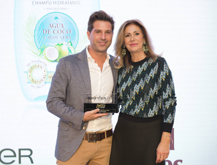 El ganador del premio belleza Mujerhoy al mejor producto de Cuidado del cabello fue Champú Hidratante Agua de Coco y Aloe de ORIGINAL REMEDIES DE GARNIER. Recoge el Premio: Antonio Selles, Director de Marketing de Garnier.