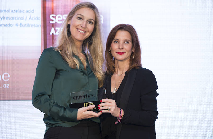 El ganador del premio belleza Mujerhoy al mejor producto de Dermocosmética fue Azelac RU Liposomal Serum de SESDERMA. Recoge el Premio: María Zaragosí, Coordinadora de Marketing de Sesderma.
