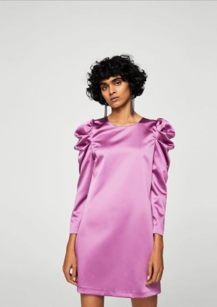 Vestido satinado con hombros abullonados de Mango: 29,99 euros.