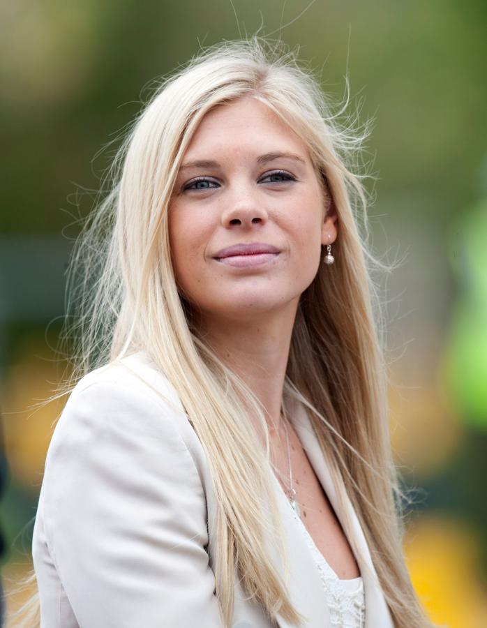 Harry salió con la diseñadora de joyas Chelsy Davy que tiene su propia firma durante 5 años, ahora es además abogada.