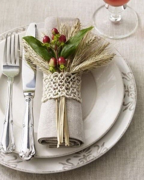 Las servilletas son otro elemento decorativo clave. Puedes optar por diseños de servilletas que vengan directamente decorados o utilizar servilletas monocromáticas para añadirles otros elementos. Estos pueden ser broches, motivos florales, lazos o dedicatorias escritas a mano. ¡Utiliza tu imaginación!