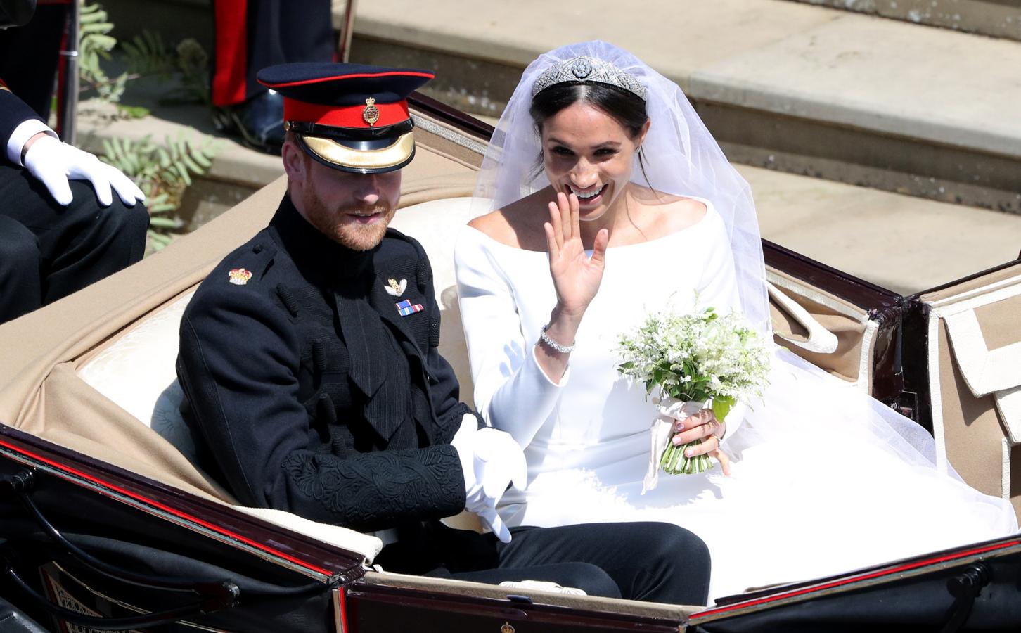 Meghan Markle ha apostado por un vestido de escote barco de Givenchy, y ha completado su look con la tiara Filigree, que la propia Reina Isabel II le ha dejado a la novia, y que tiene un gran significado, ya que perteneció a la Reina Mary.