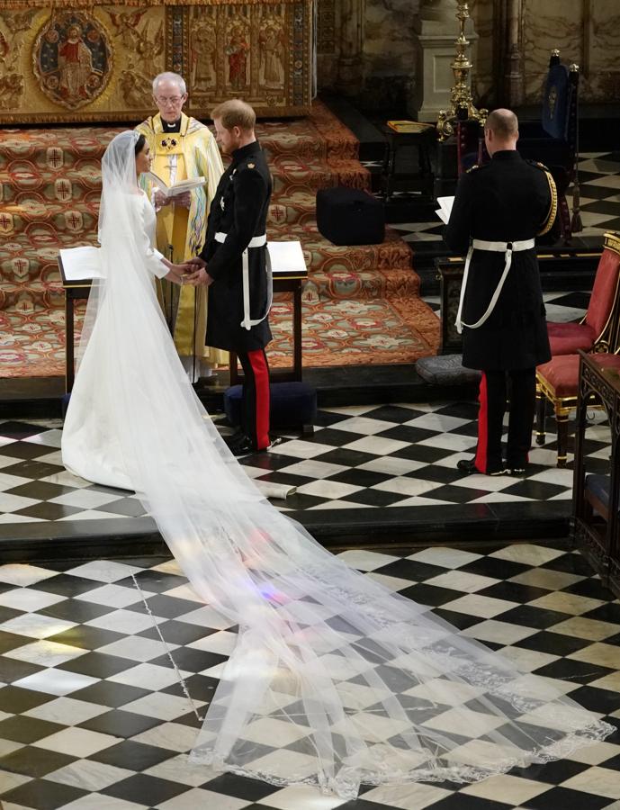 Meghan Markle ha superpuesto, a su vestido de Givenchy, un impresionante velo de tul bordado.