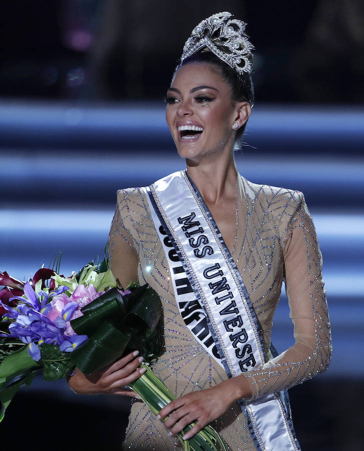 La sudafricana Demi-Leigh Nel-Peters, emocionada tras ser coronada como Miss Universo 2017.