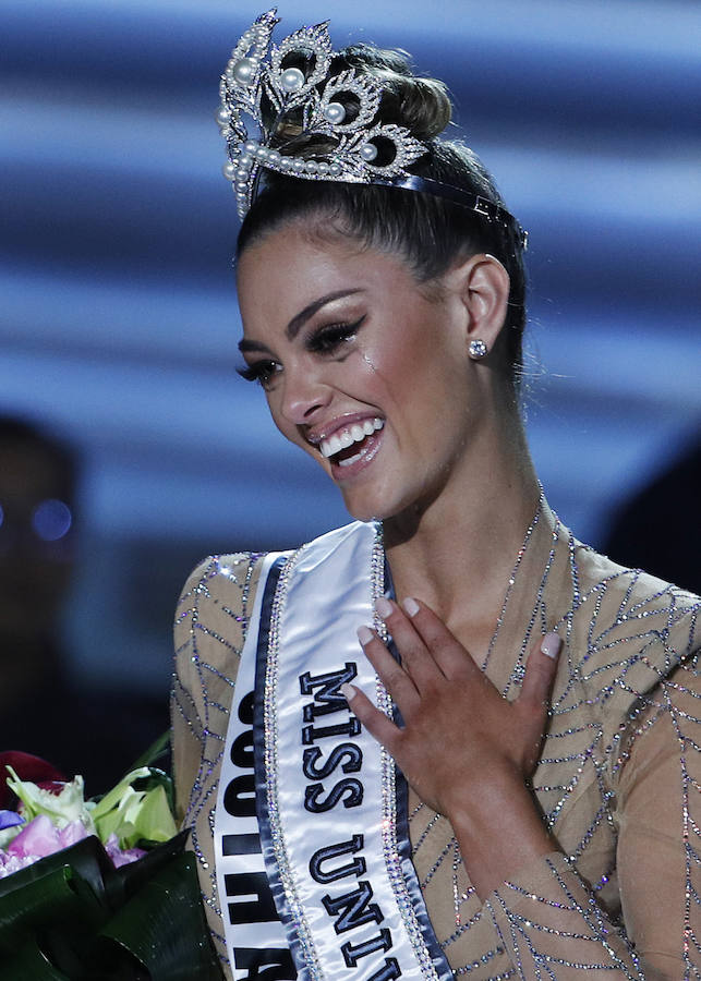 La sudafricana Demi-Leigh Nel-Peters saluda al público tras ser coronada como Miss Universo 2017.