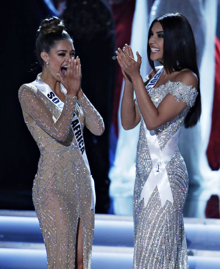 La sudafricana Demi-Leigh Nel-Peters recibe la noticia de que es la nueva Miss Universo 2017, junto a la primera dama de honor, Miss Colombia.