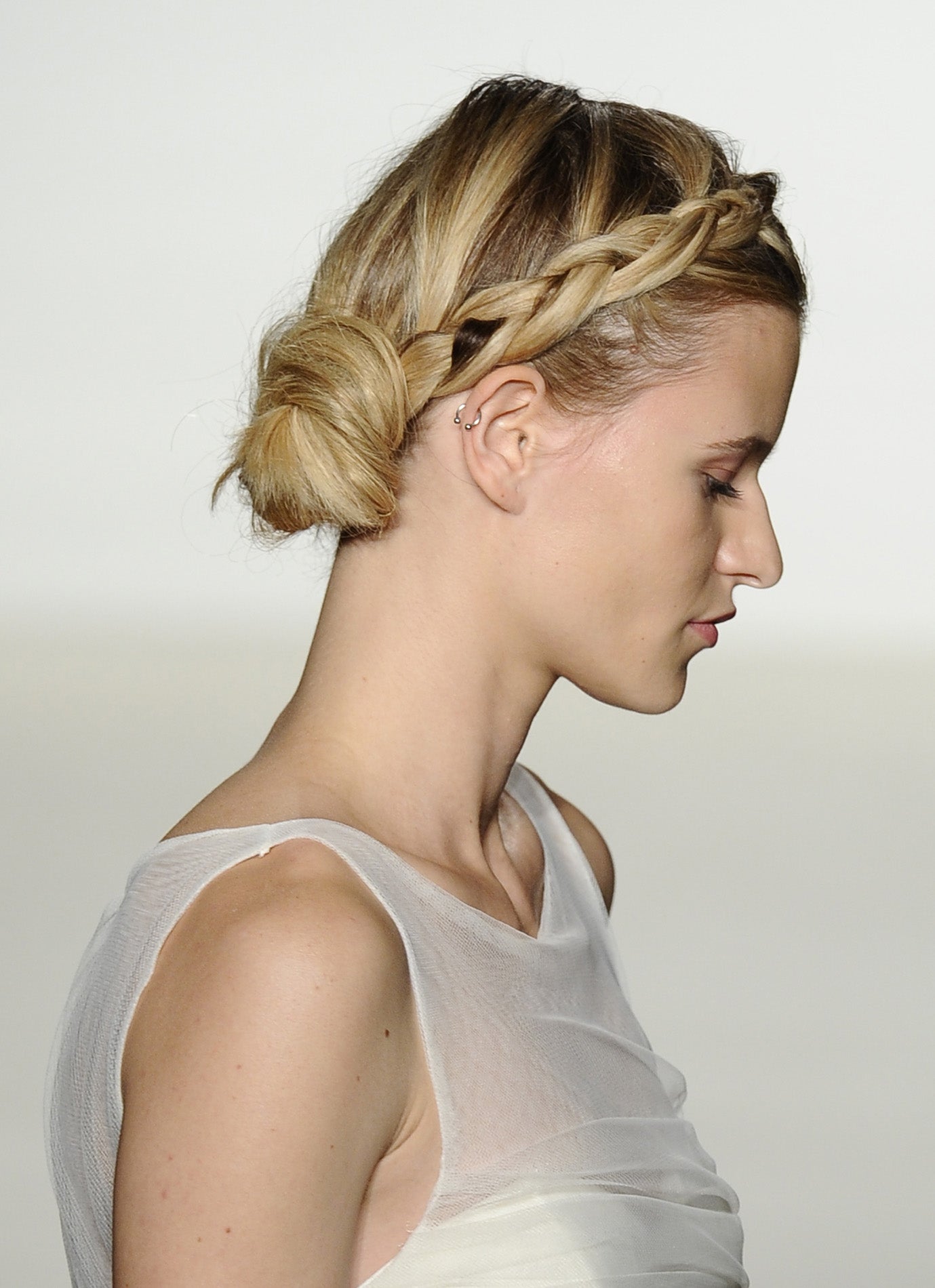 Un peinado original para cualquier novia y que Meghan Markle podría lucir, una trenza de diadema que acaba en un moño lateral bajo. Si quiere lucir un peinado diferente el día de su boda, es una buena opción.