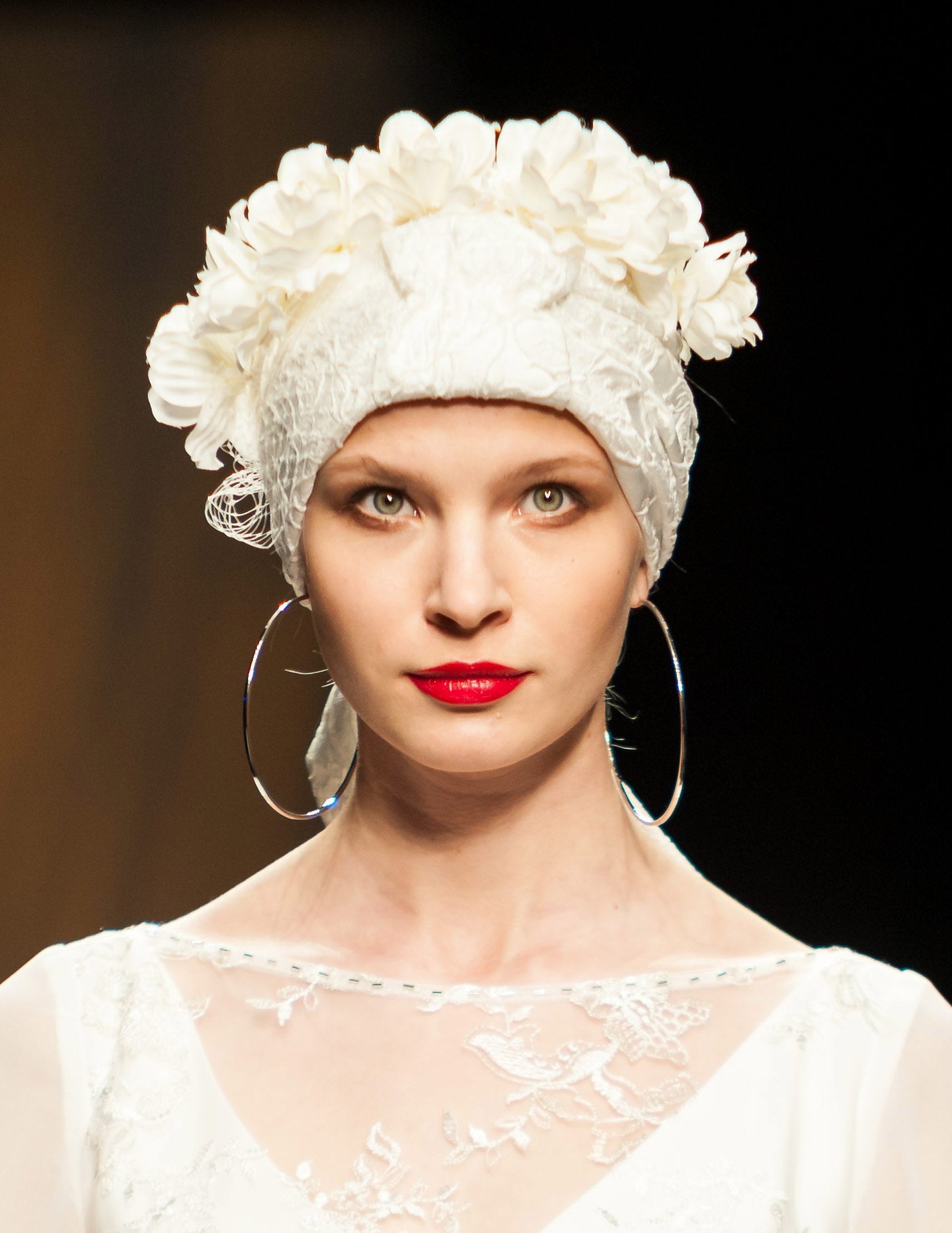 Probablamente no sea la opción elegida por Meghan Markle, pero este tocado en forma de casquete, estilo años 20, le daría a la novia un look muy chic.