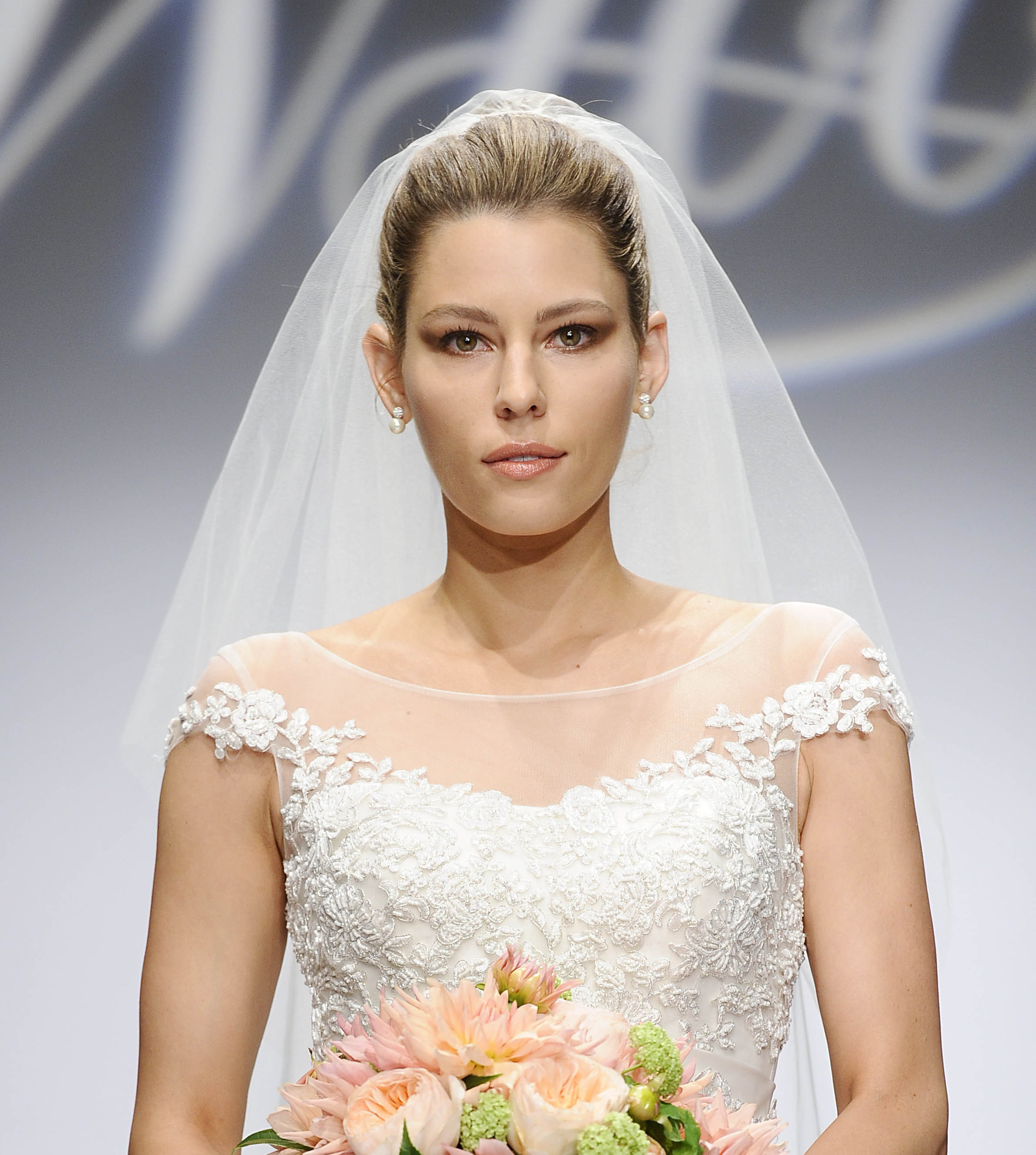 Uno de los peinados más clásicos, el moño de bailarina, peinado hacia atrás y con velo. Una puesta segura, un peinado sencillo que puede ser el elegido por Meghan Markle para el día de su boda con el príncipe Harry.