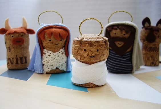 Aprovechando la idea anterior del Belén con corchos, podemos combinarlo también con el de punto. Es el momento de que la abuela te enseñe su truco. ¡Combina y haz los diseños más originales!