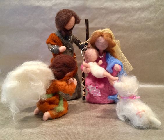 La lana de cachemire es también un acierto creativo. Además de dar una sensación más suave y tierna, te da mucha libertad para crear y combinar en tus figuras colores y formas. Para las posturas puedes introducir dentro finos alambres que te permitan dar articulación a sus brazos y piernas y crear posturas tan bonitas como la del ángel.