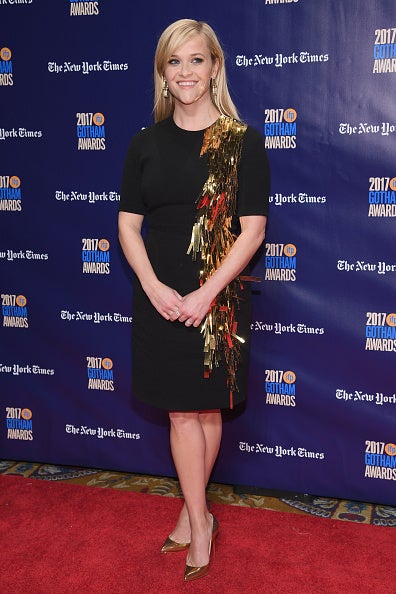 Apostó por un little back dress con flecos en dorado de Oscar de la Renta, que conjuntó con unos salones metálicos.