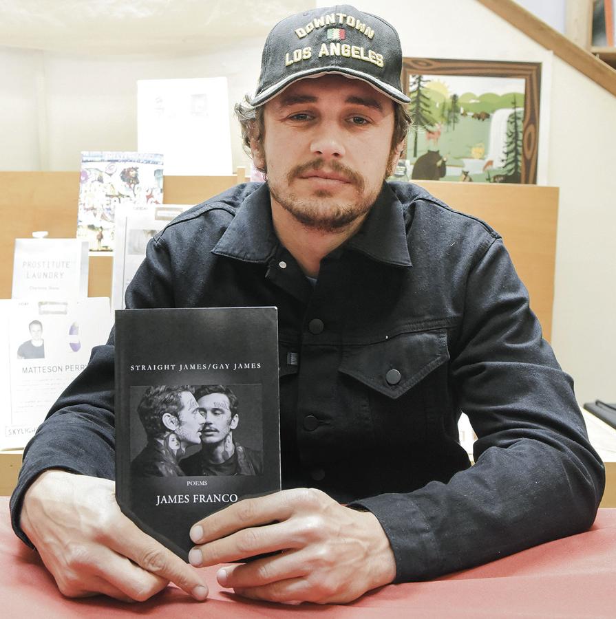 James Franco con su último libro de poesía.