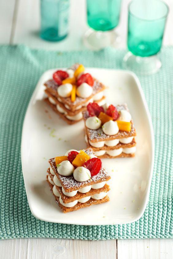 Aprovecha las bases de galletas y juega con ellas para crear diseños divertidos y originales de postres. Puedes añadir crema, merengue o nata de relleno, y además ¡lo puedes acompañar con helado!