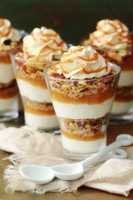 Este es otro de los diseños de postres que puedes crear utilizando ingredientes muy fáciles de mezclar como los cereales, la miel o el caramelo, cremas o yogures...