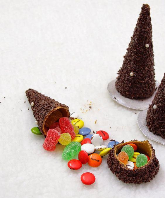 ¡Para los más pequeños también tenemos dulces! Con un barquillo aprovecha para crear todas las expectativas posibles. Lo rellenas de chuches, o de algun relleno especial como crema u otra mezcla y lo sellas con chocolate. ¡Le hará mucha ilusión!