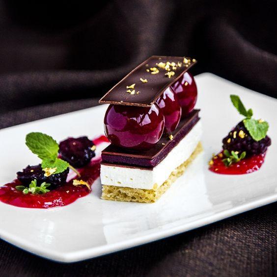 !Incluso los más tradicionales pueden ser los más molones! En este caso es la tarta de queso y frambuesa, que combina también con una base de galleta y bolas gelatinosas de cerezas. ¿Es una buena combinación? ¡Pruébalo!