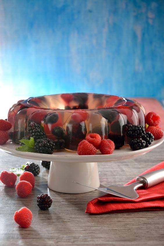 Y siguiendo un poco con los frutos rojos anteriores, para los que no les gusten mucho las mezclas traemos: ¡gelatina de frutos rojos!