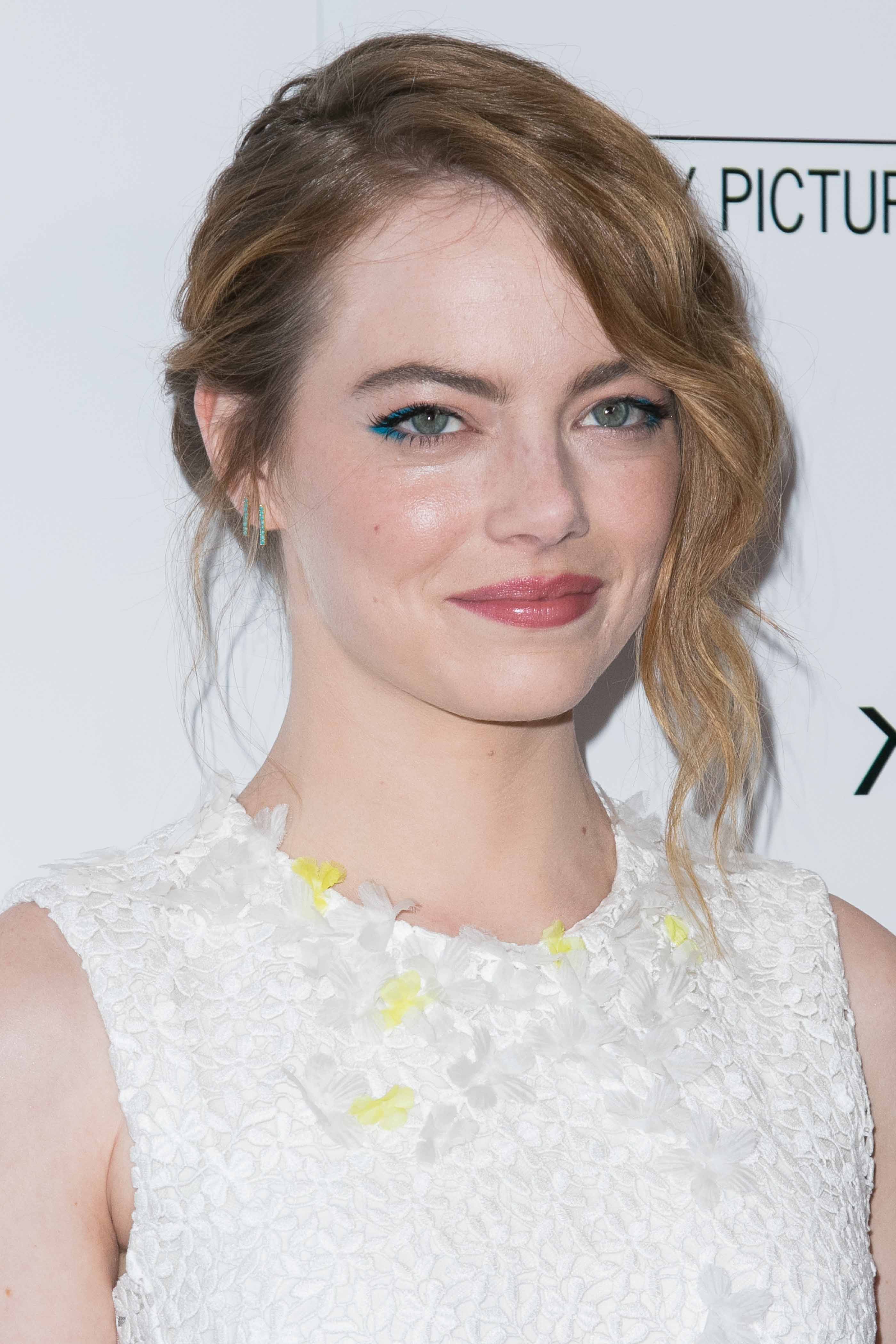 Otro peinado muy sencillo es el que lleva Emma Stone, semirrecoge tu bob con ayuda de horquillas y deja un lado o algún mechón suelto y ligeramente ondulado.