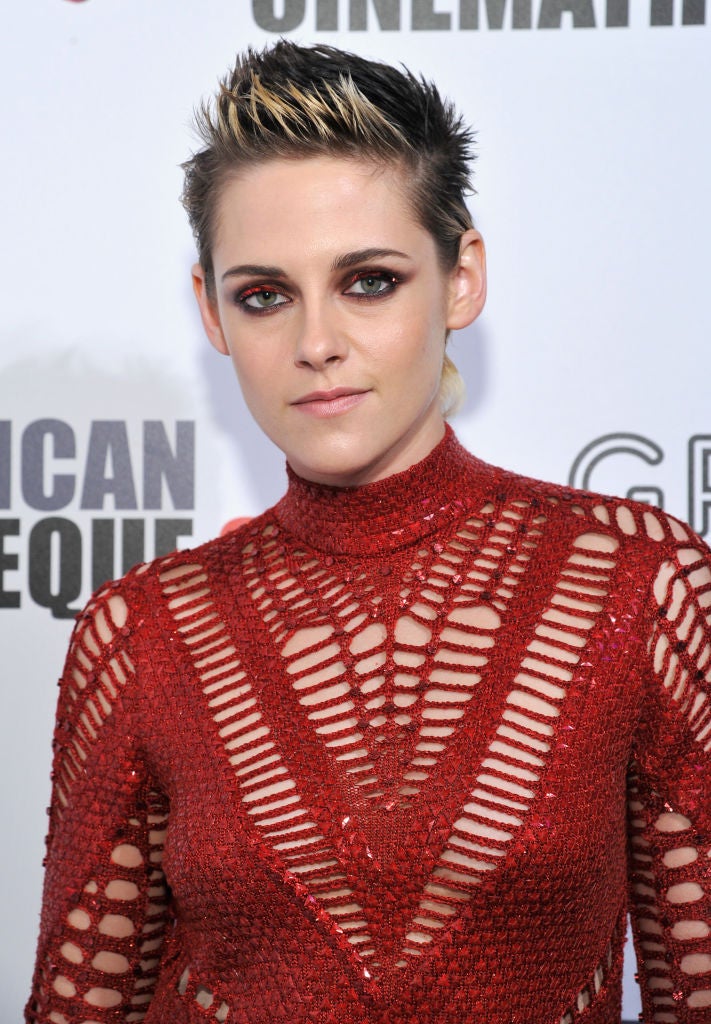 Si te has cortado el pelo a lo chico como Kristen Stewart, y te apetece lucir un look rockero, aplica gomina o gel y ponte los pelos de punta.