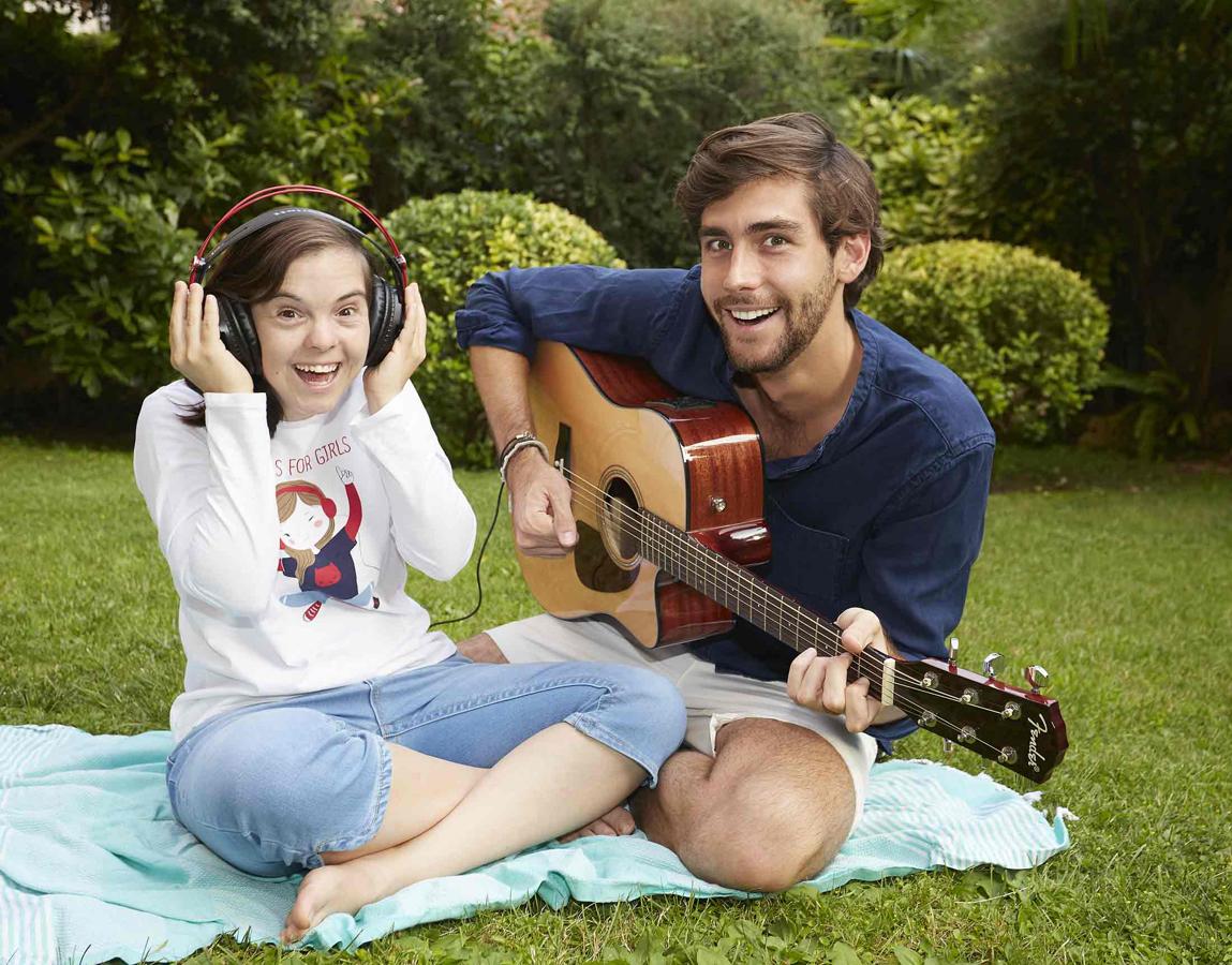 Álvaro Soler a la guitarra, posa junto a una de las niñas de la fundación, Beth.