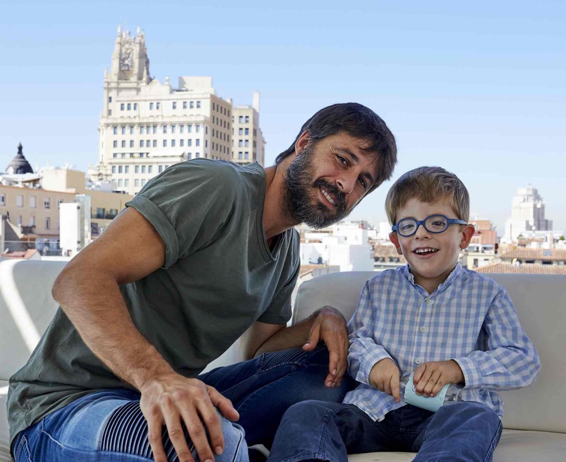 Hugo Silva posa junto a Diego poniendo rostro a este mes de verano.