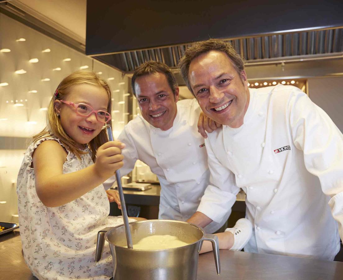 Los hermanos Torres cocinan con Alexandra para cerrar el 2018 en este calendario solidario.