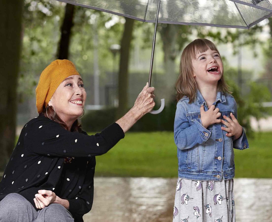 Verónica Forqué, con un elemento muy otoñal como el paraguas, resguarda de la lluvia a Silvia.