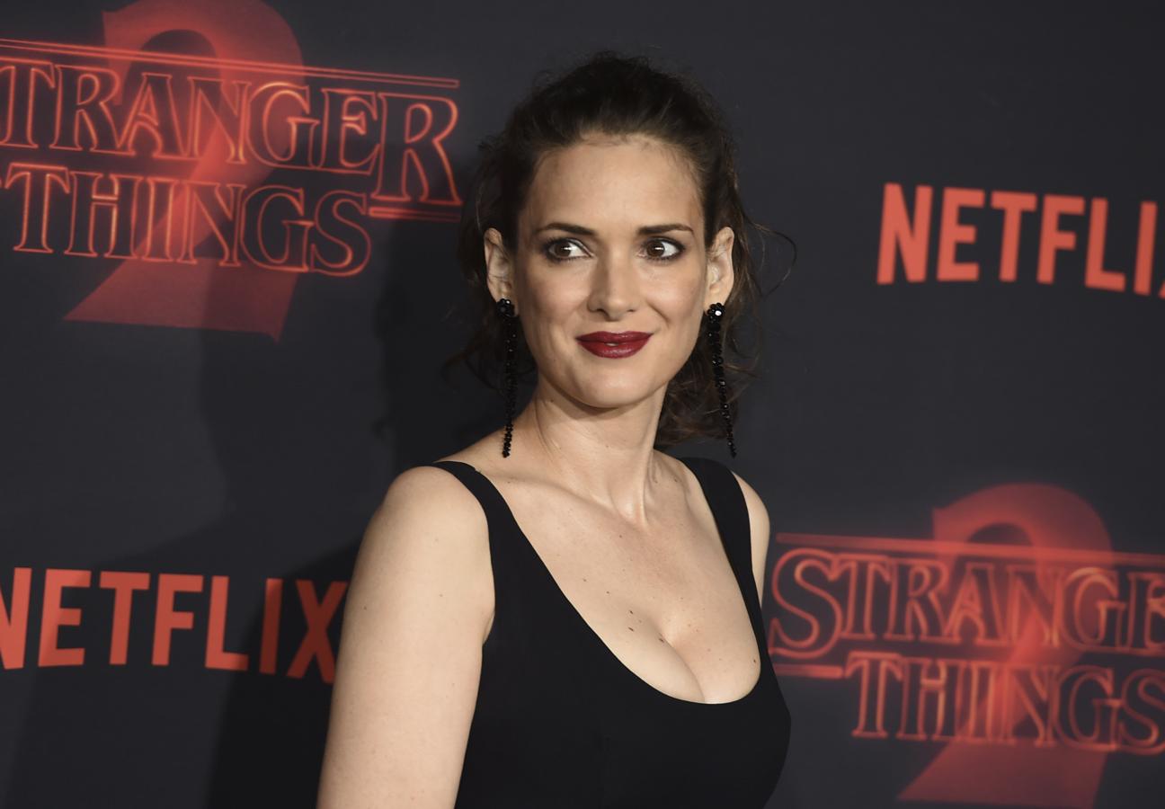 Tras terminar su relación con Jonny Depp, cuando tenía 19 años, Winona comenzó a abusar del alcohol, a padecer ataques de pánico y depresión. Al quedarse dormida con un cigarro en la boca encendido y sufrir numerosas quemaduras por todo su cuerpo, decidió buscar ayuda e internó por cuenta propia.