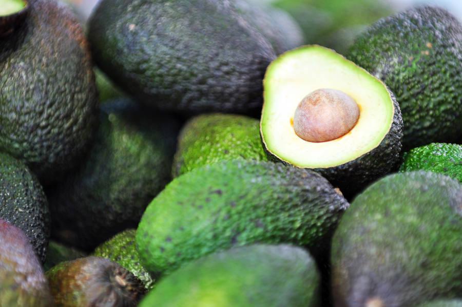 La vitamina B6 que contienen los aguacates ayuda a producir serotonina, hormona del bienestar. Como además rebosan de vitamina E, estimulan la producción de testosterona.